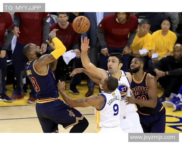 2016年NBA季后赛勇士与骑士第三场激战回顾与精彩瞬间分析